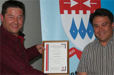 Alvin Seitz presents Johan van Niekerk with the SAIMC presenter’s certificate